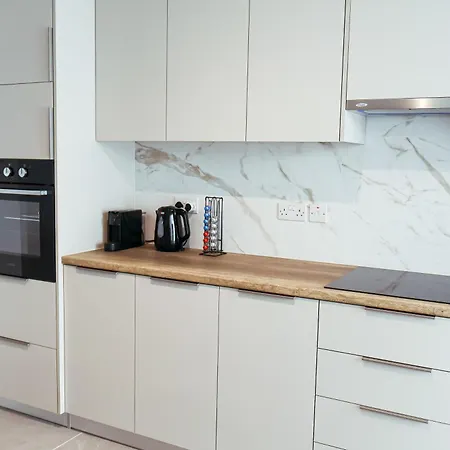 Chic 3 Bedroom Apt - Tourist Area Collection * Limisso